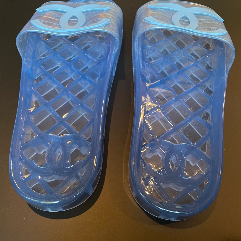 CHANEL Interlocking CC Logo Rubber Slides (39) - Picture 7 of 11